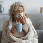 Grypa i przeziębienie u seniorów - jakie są objawy, dlaczego są groźne i jak leczyć?