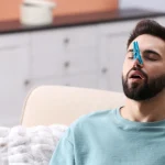 Mężczyzna z klipsem od prania na nosie - zdjęcie sugerujące zatkany nos